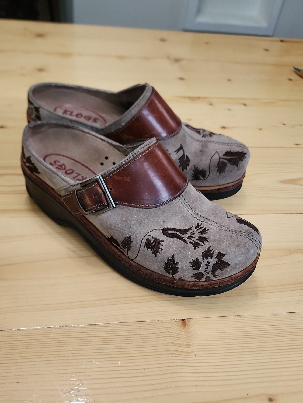 Klogs Austin Taupe Suede Tapestry Embroidered Clogs 8.5 Mules
